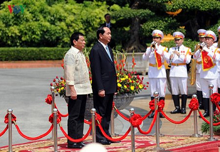 Chủ tịch nước Trần Đại Quang chủ trì lễ đón Tổng thống Philippines