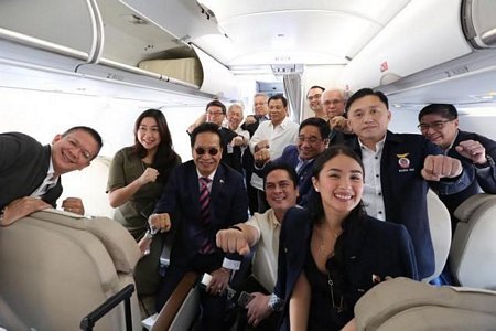 Ông Duterte và đoàn tùy tùng chụp ảnh trên chuyên cơ khi vừa hạ cánh đến Việt Nam