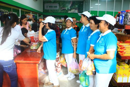 Cửa hàng thu hút khá đông khách tham quan, mua sắm trong ngày khai trương (29/9/2016).