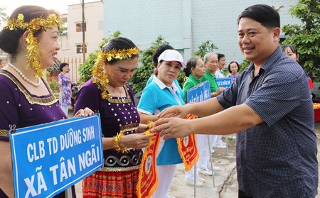 Ban tổ chức trao cờ lưu niệm cho các đơn vị.