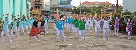 Các đội tham gia đồng diễn thể dục dưỡng sinh. 