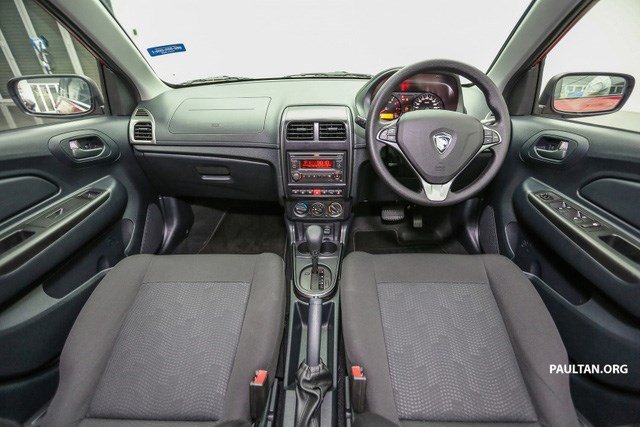 Nội thất của xe với vô-lăng 3 chấu tích hợp một số phím chức năng, điều hòa hai vùng độc lập, ghế ngồi bọc vải nỉ, đồng hồ công tơ mét nằm sau tay lái hiển thị đầy đủ các thông số kỹ thuật như đèn báo rẽ, đo mức nhiên liệu bình xăng, tốc độ và số vòng tua máy.
