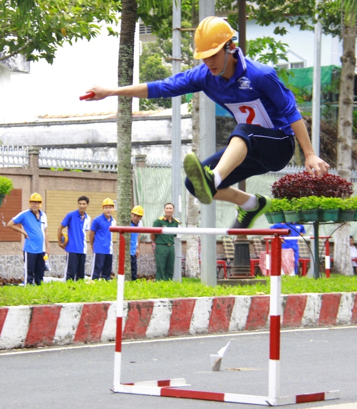 Nhiều vận động viên thực hiện tốt nội dung vượt rào chắn.