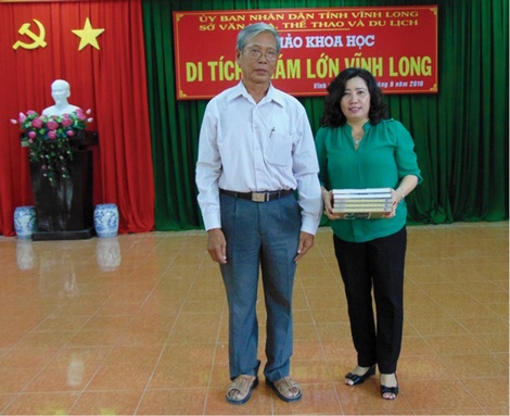 Ông Phan Thanh Hiệp- Phó Chủ tịch Hội Người tù kháng chiến tỉnh Vĩnh Long tặng Bảo tàng Vĩnh Long 5 quyển sách tư liệu.