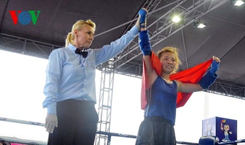 Bùi Thị Hải Yến hạnh phúc đăng quang sau đòn knock-out hạ gục đối thủ Thái Lan trong trận chung kết hạng cân 57-60kg nữ môn Muay. (Ảnh: Trường Giang). 
