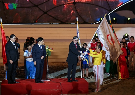 Đại diện UB Olympic châu Á - ông Timothy Fok nhận lại cờ.