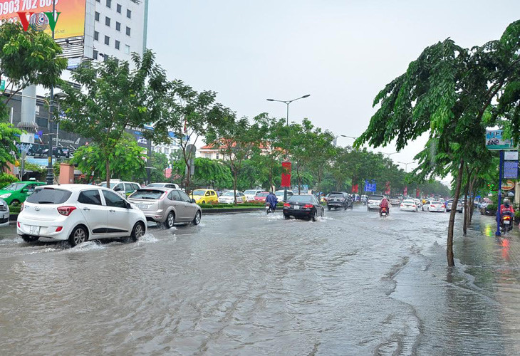 Các phương tiện giao thông gặp khó khăn trong điều kiện đường ngập nước.