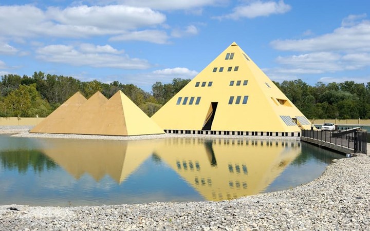  Gold Pyramid House - Nhà kim tự tháp vàng ở Mỹ do Jim và Linda Onan làm chủ. Họ tin rằng, những kim tự tháp này có thể mang lại cho họ năng lượng sống. Cặp đôi cũng cho phép khách tham quan đến nơi này.