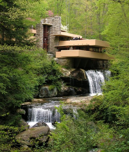 Falling water tại Mỹ được xây dựng ngay trên một thác nước. Nhìn vẻ ngoài căn nhà khá thô ráp với đá tảng nhưng bên trong được trang trí rất hiện đại.