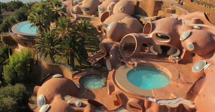  Bubble House - Nhà bong bóng nằm ở Cannes, Pháp do KTS  Pierre Cardin thiết kế từ những năm 1970. Ngôi nhà có rất nhiều phòng được xây dựng trên khuôn viên 1200m2. 