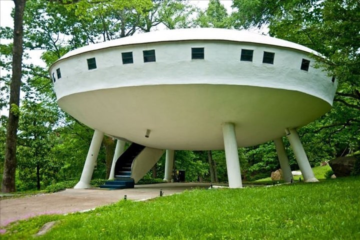  Spaceship house nằm ở Mỹ có hình dạng giống hệt những con tàu vũ trụ trong những bộ phim khoa học viễn tưởng. Những chiếc cột đá lớn làm trụ cho ngôi nhà, thậm chí còn có một cầu thang thả xuống từ phía thân thành lối ra vào duy nhất./.