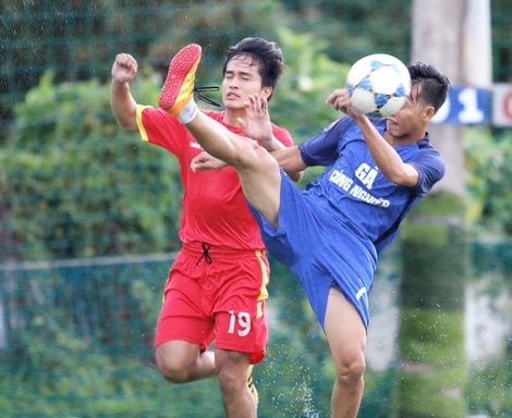 Pha tranh bóng trong trận Gà Công nghiệp (áo xanh) thắng Đại lý Vé số Thành Phát 4-3.