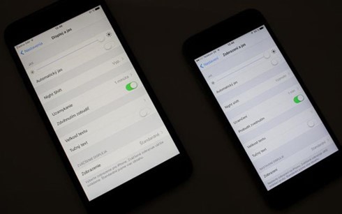 Màn hình iPhone 7 (bên trái) hơi ngả màu vàng