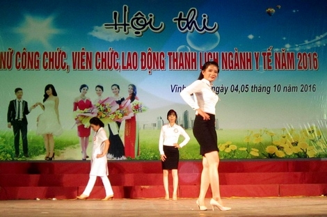 Thí sinh thi trang phục công sở và thuyết trình.