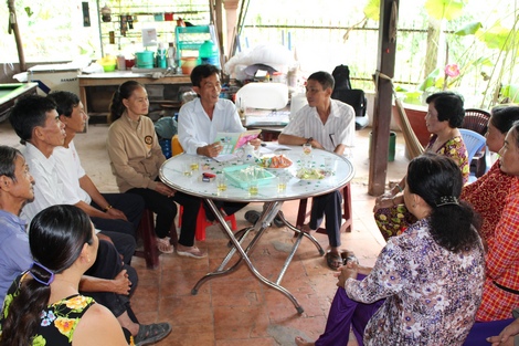 Tổ từ thiện “Nắm gạo tình thương” họp công bố kết quả vận động hàng tháng.