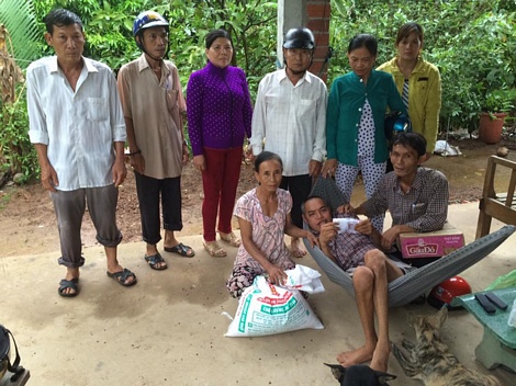 Với sự đồng lòng trên tinh thần “tương thân tương ai” các tổ từ thiện ở Cù lao dài đã giúp đỡ rất nhiều hoàn cảnh qua cơn khốn khó.