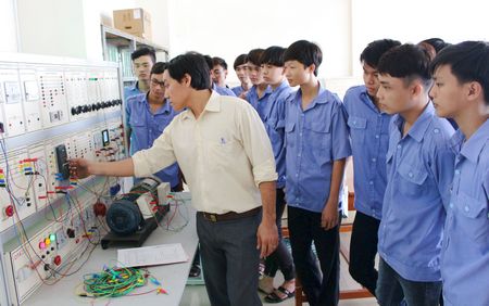 Nếu học văn hóa kết hợp học nghề, khi 18 tuổi học sinh sẽ có trình độ trung cấp nghề và tốt nghiệp THPT. Trong ảnh: Các em học sinh sau THCS vào học nghề ở Trường CĐ Nghề Vĩnh Long.