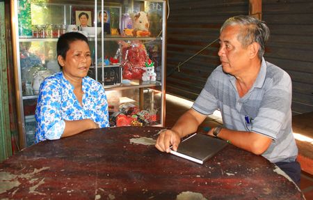 Chú Lê Văn Một thăm hỏi đời sống gia đình các hộ dân trong xã Thanh Bình- Vũng Liêm. Trong ảnh: Hộ cô Phan Thị Thanh Đào.