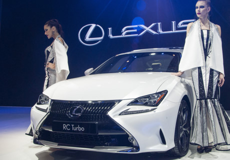 Lexus RC200t Coupe xuất hiện đầy ấn tượng tại Triển lãm Ôtô Việt Nam 2016