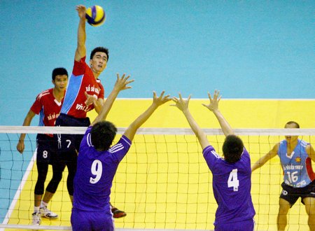 Từ Thanh Thuận (7) và Nguyễn Văn Dữ (8) hai gương mặt được lựa chọn trong đội hình xuất phát của đội tuyển Việt Nam. 