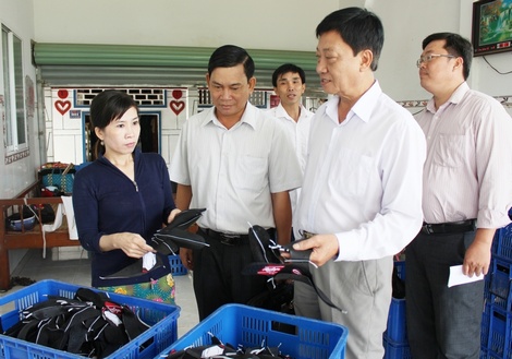 Đoàn đi thực tế tại gia đình chị Ngô Thị Bé Hồng (ấp Tân Phước) đang phát triển nghề may gia công găng tay cao su.