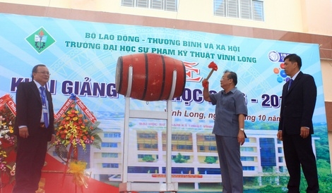 Ông Huỳnh Văn Tí- Thứ trưởng Bộ Lao động- Thương binh và Xã hội tỉnh Vĩnh Long đánh hồi trống đầu tiên khai giảng năm học mới.