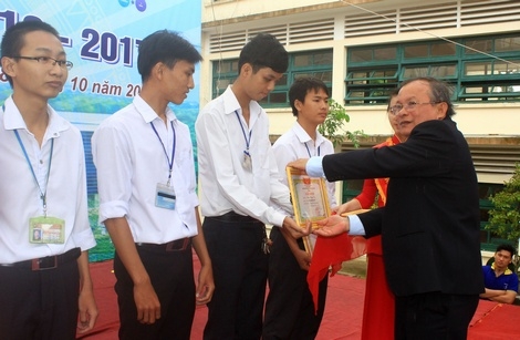 Dịp này, 30 sinh viên có học lực xuất sắc năm học 2015- 2016 được khen thưởng.