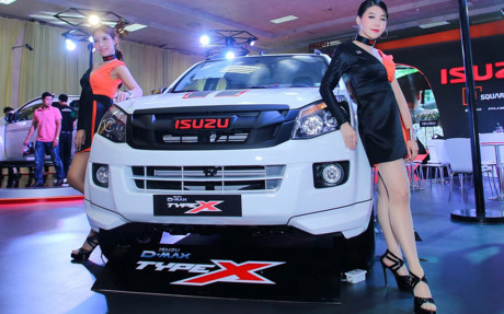 Các mỹ nhân tại gian hàng của Isuzu