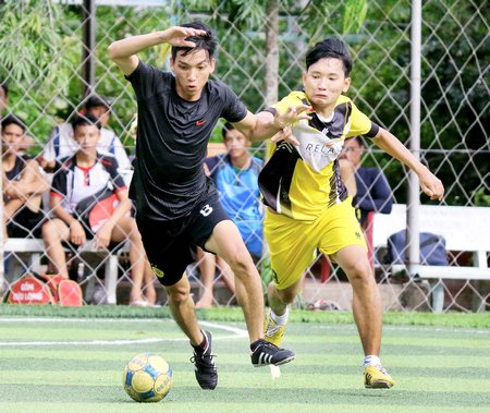 Pha tranh bóng trong trận chung kết giữa Thức ăn gia súc Mỹ Hạnh (áo đen) gặp Relax FC.