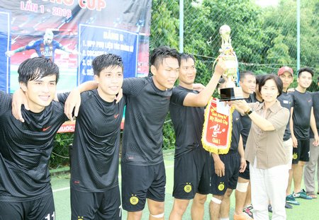 Bà Nguyễn Thị Hiếu- Chủ doanh nghiệp Thức ăn gia súc Mỹ Hạnh trao chiếc cúp vô địch.