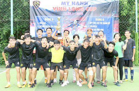 Đội Thức ăn gia súc Mỹ Hạnh trong niềm vui đăng quang.