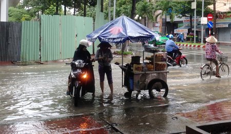  Nhiều tuyến đường nước tràn ngập vỉa hè