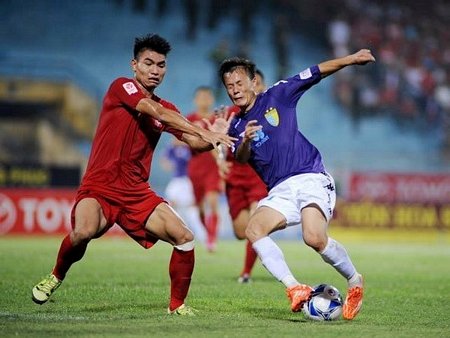 Quang Huy (áo đỏ) là một cái tên đầy bất ngờ của huấn luyện viên Hữu Thắng. (Ảnh: VFF)