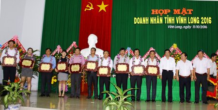 Nhân dịp này, Vĩnh Long đã trao bằng khen cho 29 doanh nhân tiêu biểu tỉnh Vĩnh Long năm 2016.