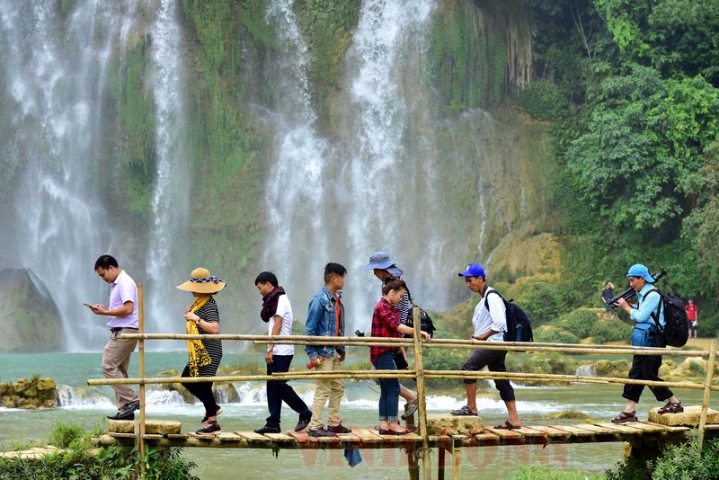  Hàng ngày có hàng nghìn du khách từ mọi miền Tổ quốc tham quan thắng cảnh tuyệt vời này