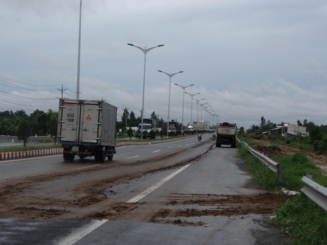 Lôi kéo bùn, đất, cát, nguyên liệu, vật liệu hoặc chất phế thải khác ra đường bộ gây mất ATGT và vệ sinh môi trường, bị phạt tiền từ 1.000.000- 3.000.000đ.