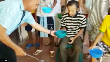 Trong đoạn video, một tù nhân cầu xin: "Xin đừng để chúng tôi chết ở đây, xin hãy giúp anh em chúng tôi". (ảnh: CEN).