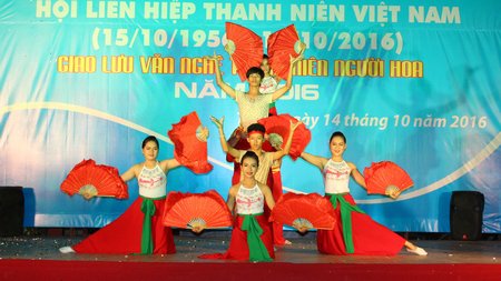 Văn nghệ chào mừng lễ kỷ niệm của thanh niên TP Vĩnh Long 