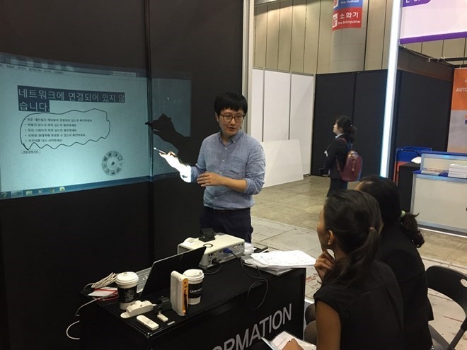 Đại diện KS Communication giới thiệu máy chiếu và bút cảm ứng U-Pointer