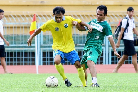Huỳnh Hồng Sơn (16, VL) đi bóng trước đối phương.