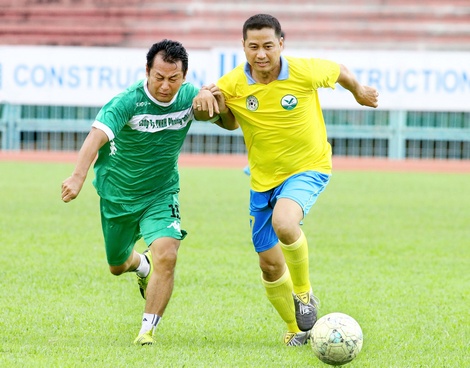 Đồng Tâm Võ Thanh Sơn (16, VL) đi bóng trước đối phương.  