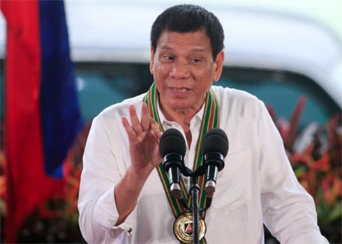 Tổng thống Duterte phát biểu trước quân đội Philippines ngày 4/10/2016 (Ảnh: Reuters)