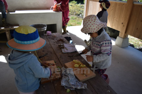 Marutanbo không phải là những ngôi nhà với bốn bức tường quây kín. Marutanbo là một nhà trẻ hoàn toàn mở với không gian thiên nhiên. Bé thái rau, gọt củ. (Nguồn: Vietnam+)