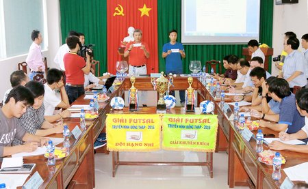 Quang cảnh buổi bốc thăm xếp lịch thi đấu giải.
