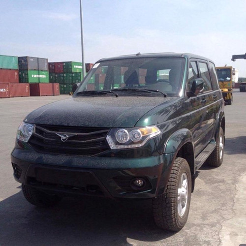 Mẫu xe thứ 2 của UAZ sắp vào Việt Nam là chiếc SUV cỡ trung Patriot, đã ra mắt lần đầu cách đây 11 năm. Các kích thước D x R x C của xe lần lượt là 4.750, 2.760 và 1.910 mm cùng chiều dài cơ sở 2.760 mm và khoảng sáng gầm 210 mm. Dù ra đời trong thế kỷ 21 nhưng thiết kế của Patriot vẫn rất vuông vức như những chiếc xe ra đời từ thập niên 90.