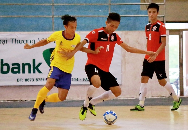 Anh Khoa (11, Vàng Lộc Tài Vĩnh Long) trong pha tranh bóng trước Hữu Phúc (Nhiên liệu Đồng Tháp).