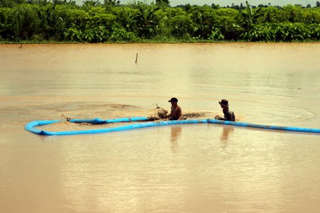 Chú Ba Tấn bên phần đất khoảng 1.000m2 được chú hiến để làm đê bao.