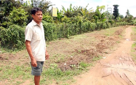 Người dân bơm cát san lấp ao cá tạo mặt bằng đón dự án đường giao thông phát triển hạ tầng du lịch 4 xã cù lao.