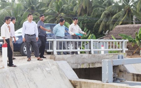 Đoàn khảo sát thực tế tại cống hở kinh Bảy Dành (xã Hiếu Thành).
