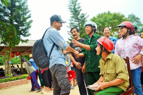 Anh nhận được nhiều tình cảm của người đân địa phương (Ảnh: Zing.vn)